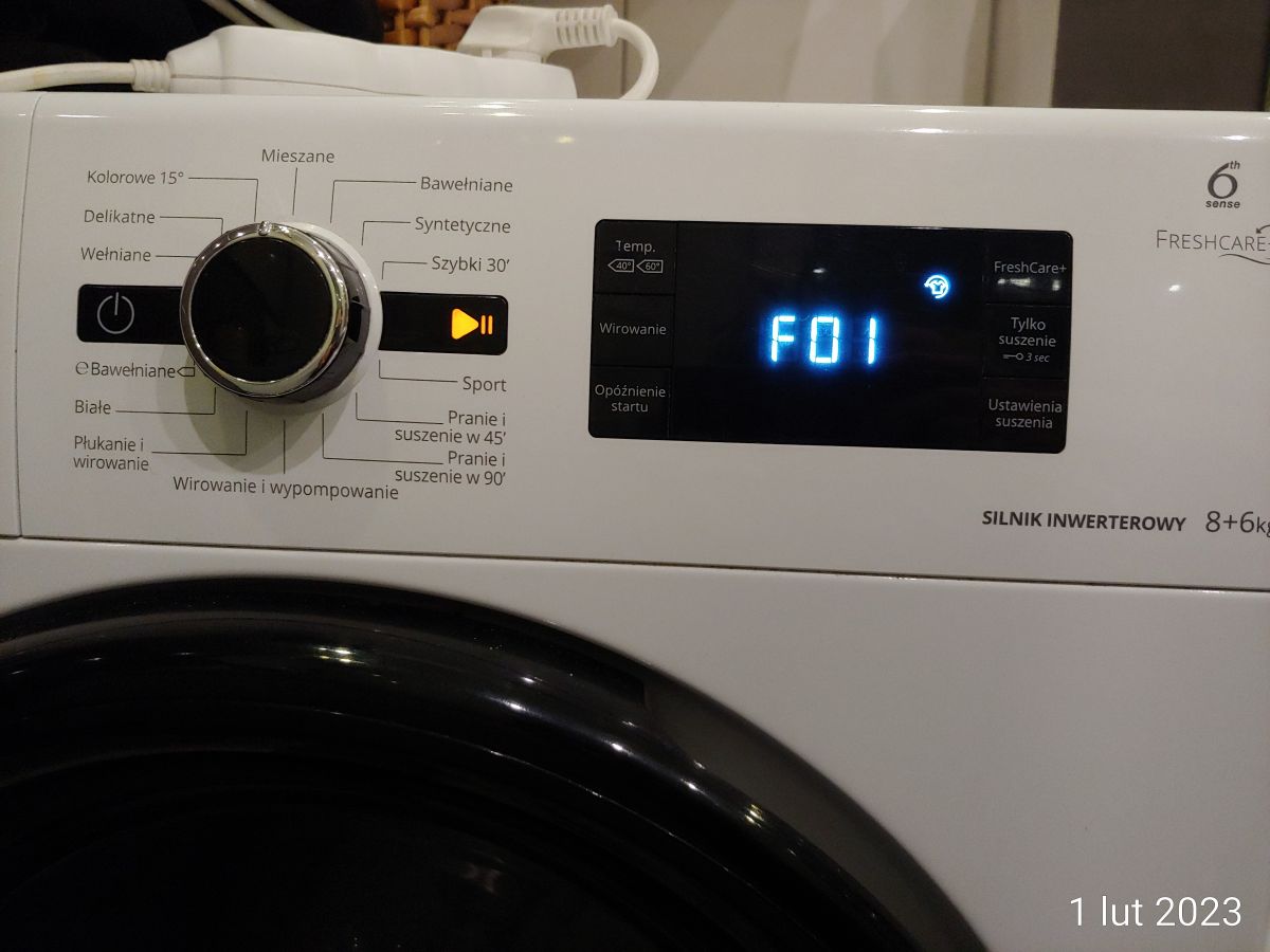 Whirlpool FWDG86148BPL przerywa program z błędem F01