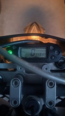 Licznik cyfrowy motocykla Sherco SM50R z podświetleniem i widocznym przebiegiem.