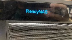 Ekran LCD z napisem ReadyNAS na urządzeniu NETGEAR ReadyNAS PRO.