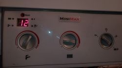 Błąd 12 na piecu Termet MiniMax Panel sterujący pieca Termet MiniMax z wyświetlonym błędem 12