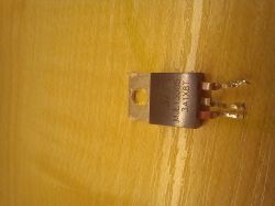 Element elektroniczny z oznaczeniem MJE13005 3A1X8T na drewnianej powierzchni.