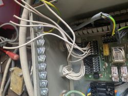 CDM 6-Steuereinheit mit angeschlossenen weißen Kabeln.