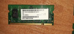 Moduł pamięci RAM SO-DIMM 1 GB 800 MHz z etykietą IEC S/N i logo Hynix