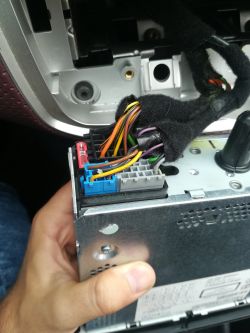 Jak podłączyć AUX w radiu Fiata Punto Evo z systemem głośnomówiącym?