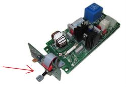 Płytka elektroniczna z pokrętłem potencjometru oznaczonym czerwoną strzałką