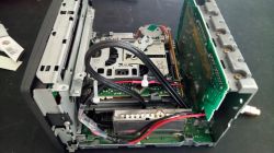 HU-605 Volvo: Jak wyprowadzić kabel AUX bez wymiany radia?