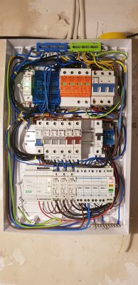 How to connect the OFF-GRID 1-F inverter in a 3-P installation with a circuit by