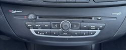 Widok panelu radiowego Cabasse Tronic w samochodzie Renault Laguna 3, z przyciskami sterującymi i oznaczeniami.