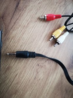 Jak podłączyć konsolę do TV Samsung UE55NU7172, mając taki kabel i wejścia?