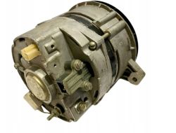 Metalowy alternator samochodowy na białym tle, widok z boku z widocznymi zaciskami.