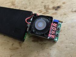 Powerbank podłączony do urządzenia pomiarowego.