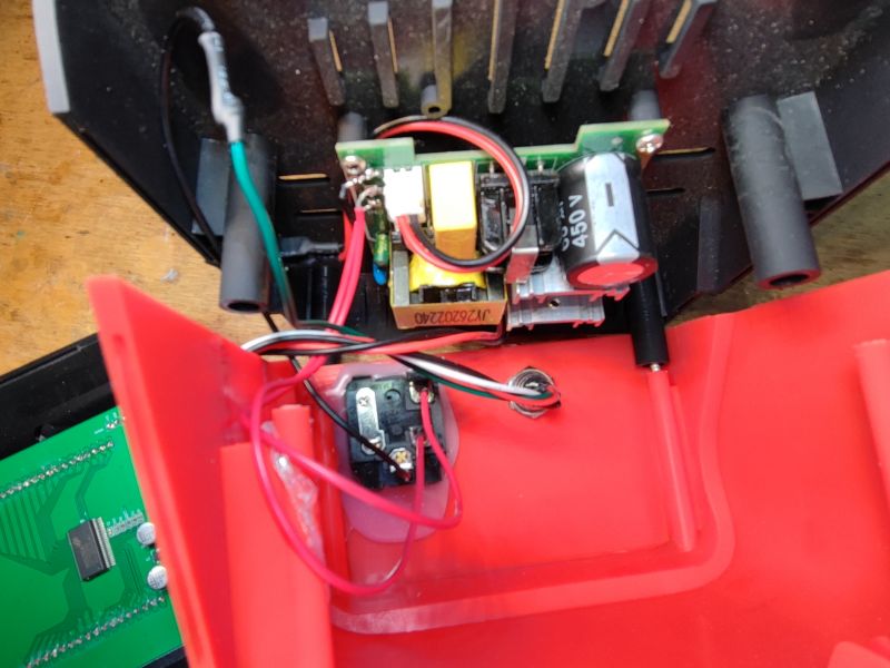 Wnętrze stacji lutowniczej Yato YT-82462 z widocznymi komponentami.