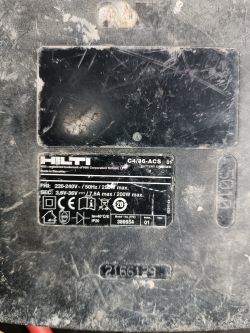 Zbliżenie na etykietę techniczną ładowarki Hilti C4/36-ACS z danymi technicznymi.