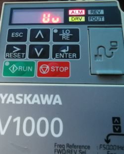 Naprawa falownika YASKAWA V1000: błąd u50, uu, wymiana modułu IPM, bocznika i elementów pasywnych