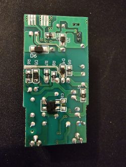 Płytka drukowana sterownika lampek choinkowych z elementami elektronicznymi SMD.