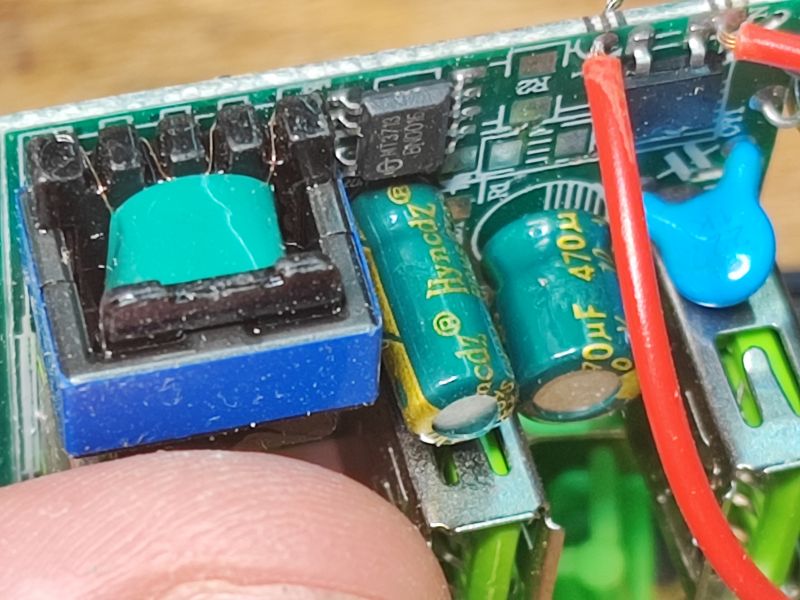 Przedłużacz/listwa 2m 4 gniazda i 3 USB za 35 zł o tajemniczej wydajności prądowej