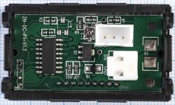 Płytka PCB miernika z układem, złączami 3‑pin i 2‑pin oraz elementami SMD na zielonym laminacie