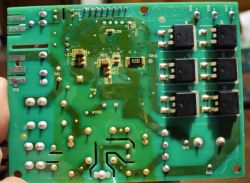 Płytka PCB z elementami elektronicznymi i sześcioma czarnymi tranzystorami po prawej.