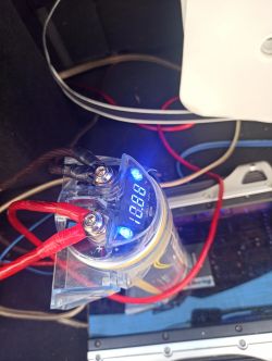 Jak poprawnie podłączyć wzmacniacz, kondensator i głośnik?