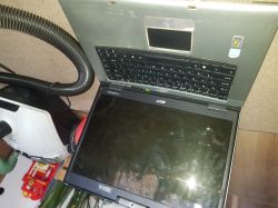 Laptop Acer z włączonym czarnym ekranem.