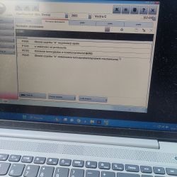 Zdjęcie ekranu diagnostyki auta Opel Vectra C z listą błędów.