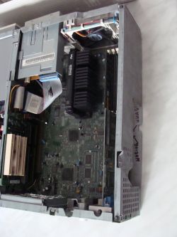 Wnętrze komputera stacjonarnego IBM z widoczną płytą główną, zasilaczem i okablowaniem