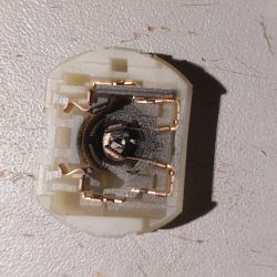 Widok wnętrza siłownika 4 pin z osmolonymi elementami.