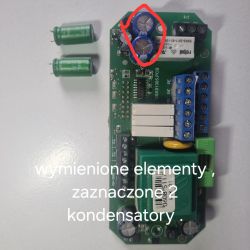 Płytka sterownika z wymienionymi kondensatorami, czerwonym okręgiem zaznaczone nowe elementy na płytce.