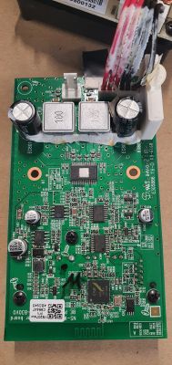 Dlaczego w soundbarze Yamaha YAS-207 bas przestał być odczuwalny?