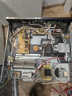 Wnętrze piekarnika Samsung z odsłoniętą elektroniką i okablowaniem