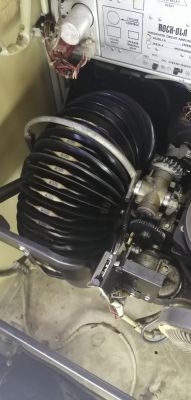 Szafa grająca ,,Rock-Ola 453,, - Zacięty mechanizm od podawania płyt. Szafa grająca ,,Rock-Ola 453,, - Zacięty mechanizm od podawania płyt.