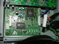 Podłączenie przewodu sygnałowego w monitorze Fujitsu Siemens MCF 3811 TA