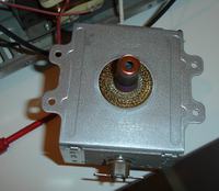 Iskrzenie w mikrofalówce DeLonghi MV535 - jak naprawić odprysk lakieru?