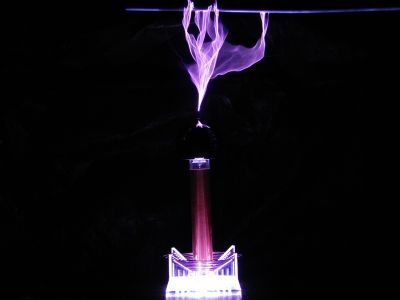 Mini cewka Tesli z pleksi