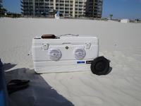 Radio stereo w lodówce turystycznej