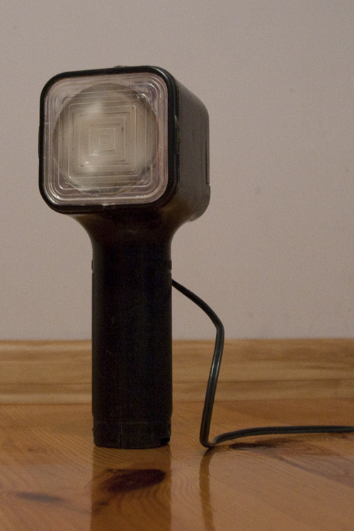 Czy Lampa Fil-106 jest bezpieczna dla Canona Eos 30d przy 8-20V?